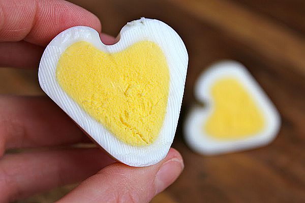 Trdo kuhano jajce v obliki srca: trik s kartonom in elastiko, ki bo navdušil vse od valentinova do velike noči