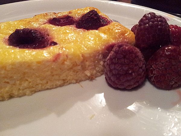 Kokosov narastek brez glutena: sladica, ki jo zmešaš v petih minutah