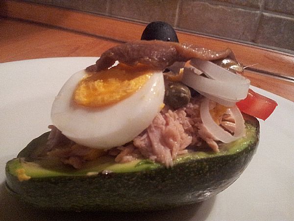 Avokadov čolniček s tuno: recept, ki bo prepričal celo tiste, ki se avokadu izogibajo