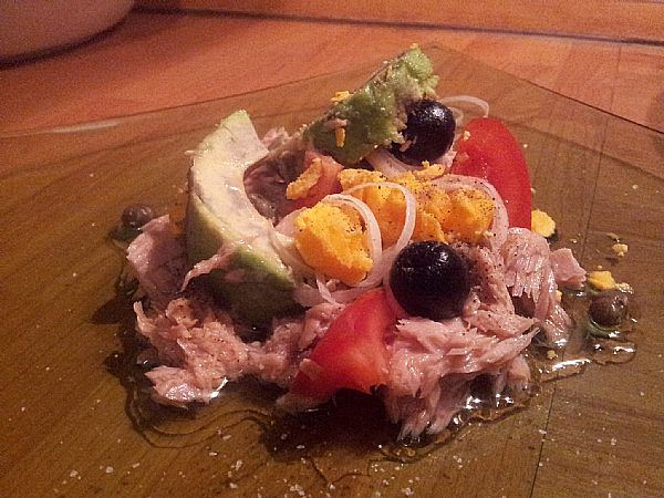 Avokadov čolniček s tuno: recept, ki bo prepričal celo tiste, ki se avokadu izogibajo
