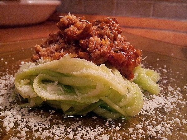 Špageti iz bučk pod mesno polivko