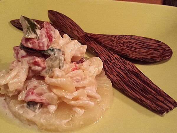 Testeninska solata z ananasom