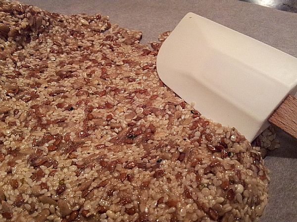Hrustljavi krekerji iz semen: prigrizek, ki skrbi za vašo prebavo in ne vsebuje niti zrna glutena