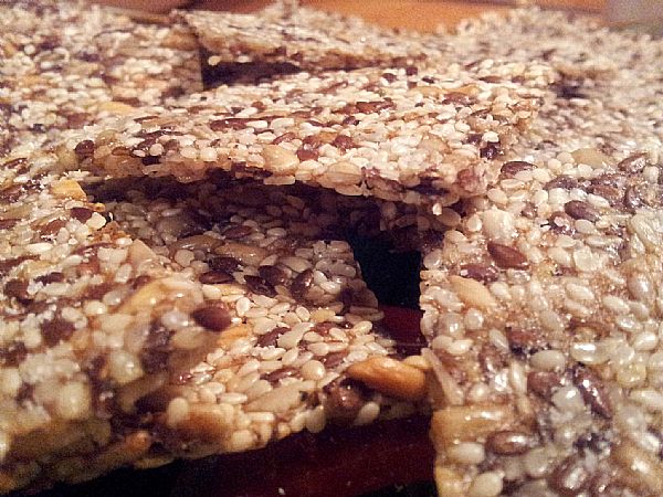 Hrustljavi krekerji iz semen: prigrizek, ki skrbi za vašo prebavo in ne vsebuje niti zrna glutena