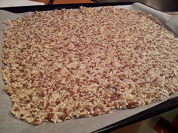 Hrustljavi krekerji iz semen: prigrizek, ki skrbi za vašo prebavo in ne vsebuje niti zrna glutena