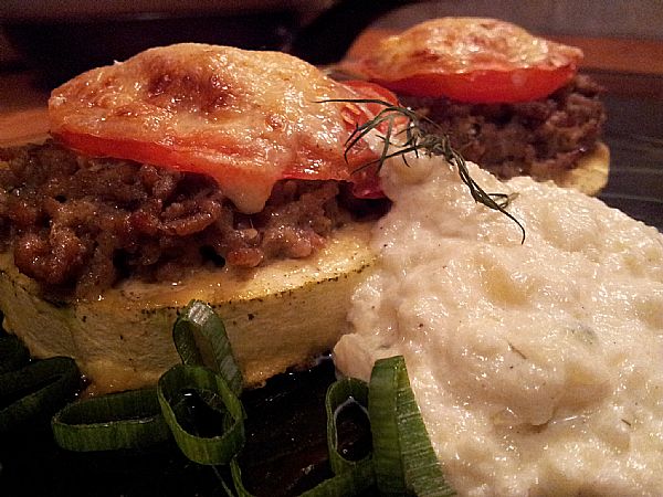 Ko bučka postane posoda: recept za mesne kolute z gavdo, ki bodo na mizi vzbudili občudovanje