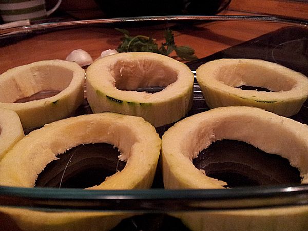 Ko bučka postane posoda: recept za mesne kolute z gavdo, ki bodo na mizi vzbudili občudovanje