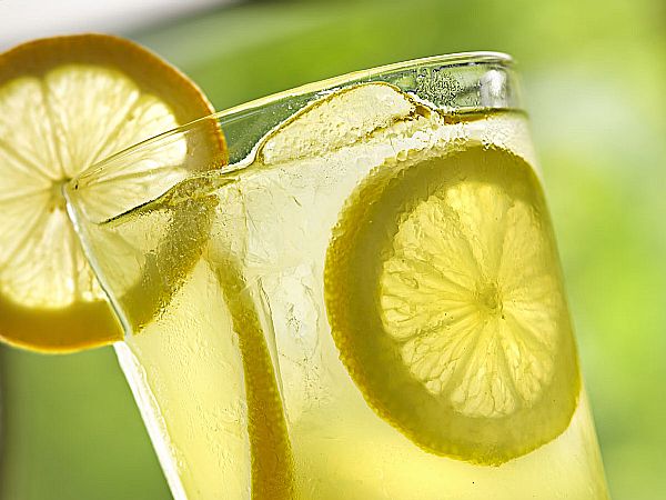 Ko ste žejni, posezite po limonadi: 5 razlogov, zakaj je kozarec svežega limoninega soka več kot le osvežitev