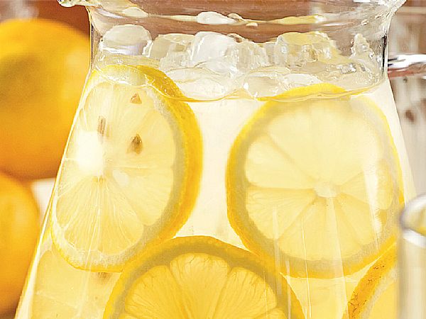 Ko ste žejni, posezite po limonadi: 5 razlogov, zakaj je kozarec svežega limoninega soka več kot le osvežitev