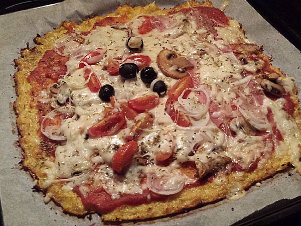 Ko cvetača postane testo: pica brez glutena, ki bo presenetila vse