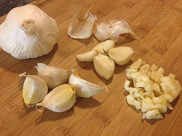 Babičin recept, ki ga je pozabila moderna doba: česen in rdeče vino v dveh tednih spremenita jesensko rutino