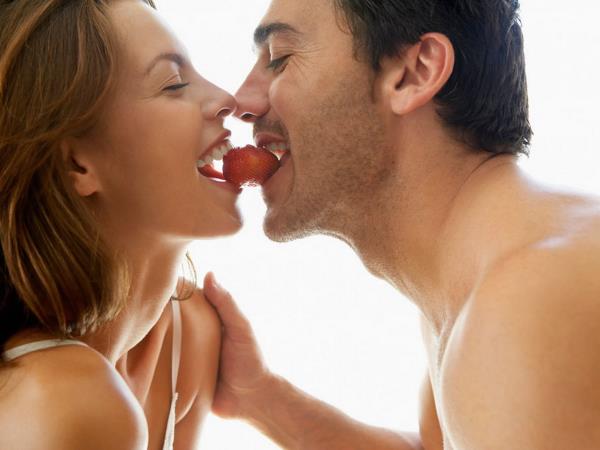 Ananas res pomaga? 7 živil, ki spremenijo okus sperme – in katera jo pokvarijo