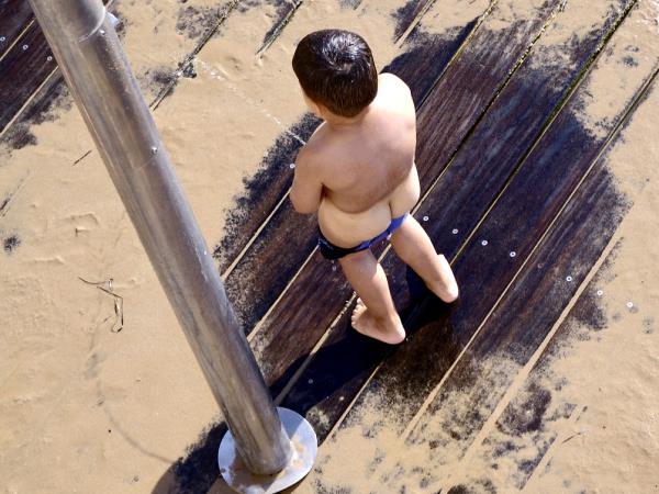 Zakaj je lulanje v morje kemično skoraj nič, v bazenu pa povsem druga zgodba?