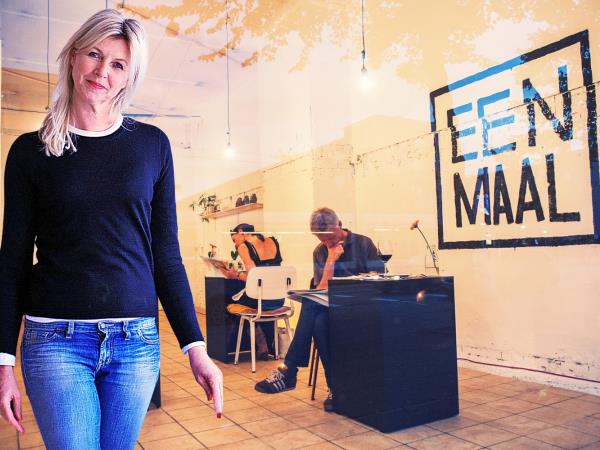 Miza za enega: v Amsterdamu restavracija, kjer so pari in družine prepovedani