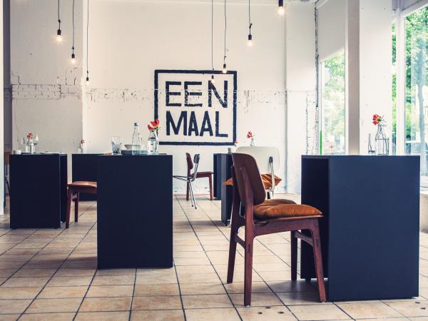 Miza za enega: v Amsterdamu restavracija, kjer so pari in družine prepovedani
