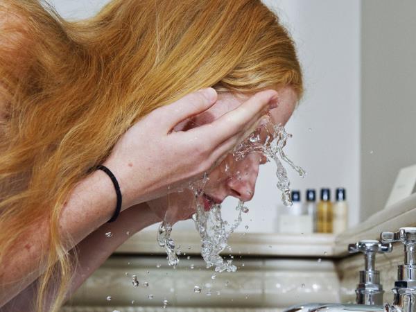 5 napak, ki jih naredite, ko si umivate obraz