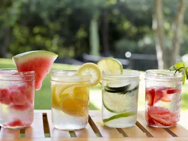 Zakaj si morate sami narediti svojo vodo z okusom