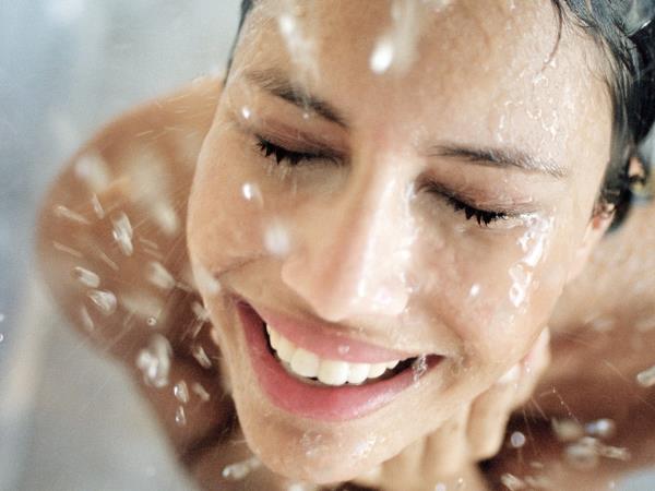 7 razlogov, zakaj se je pozimi bolje tuširati s hladno vodo