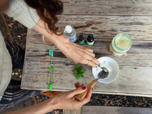 Recept za domačo zobno pasto iz 5 sestavin: sol, soda bikarbona in začimbe za svež dah