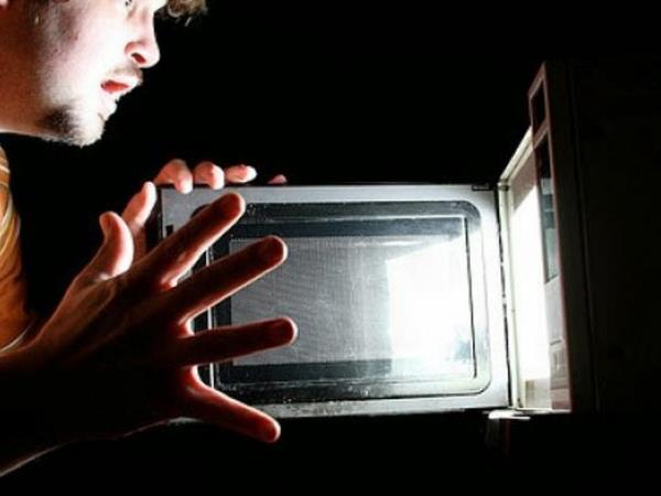 5 stvari, ki jih ni dobro vtikati v mikrovalovko
