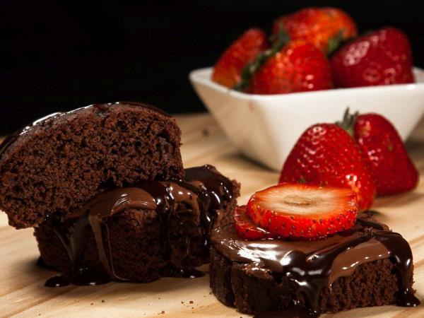 S čokolado in jagodami proti sladkorni