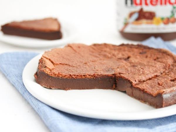 Dve sestavini, ena torta: čokoladna sladica, ki jo zmešate v minutah in speče sama