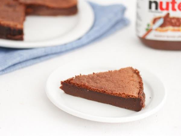 Dve sestavini, ena torta: čokoladna sladica, ki jo zmešate v minutah in speče sama