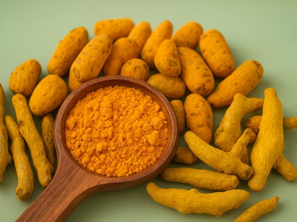 5 razlogov, zakaj je k jutranjem smoothiju dobro dodati žlico kurkume