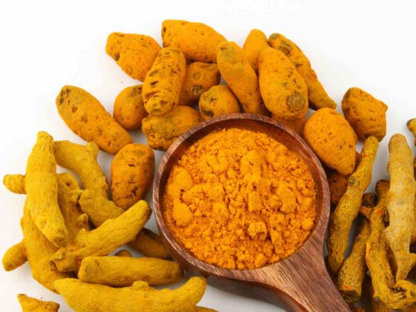 5 razlogov, zakaj je k jutranjem smoothiju dobro dodati žlico kurkume