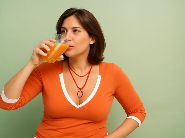 Piti ali ne piti med jedjo? Kar polovica nas to počne – a nutricisti imajo jasen odgovor