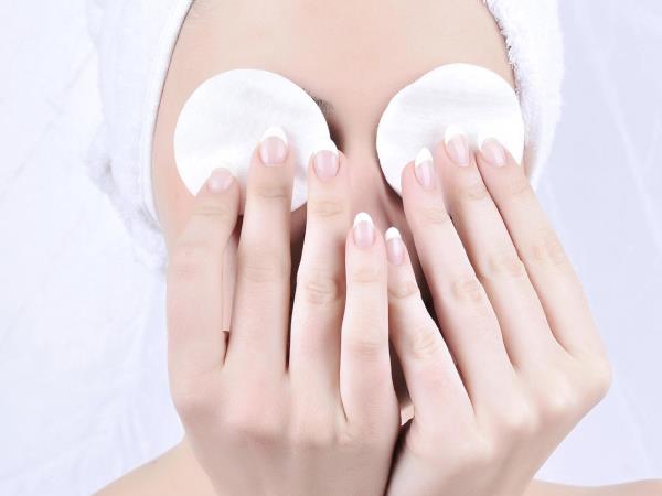 Zakaj si ženske dajo kumare na oči?