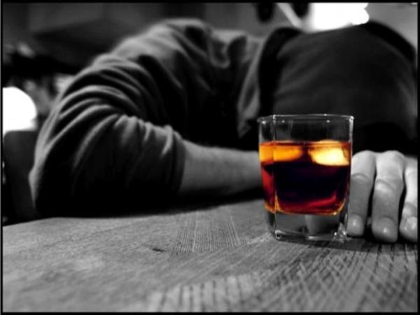 Pomfrit, pica, sladoled: katera hrana ob pitju alkohola naredi mačka še hujšega?