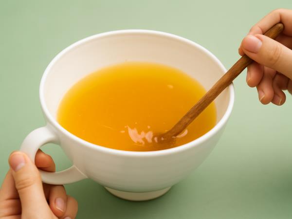 Topla voda s kurkumo proti zimskim nadlogam