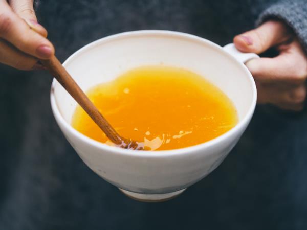 Topla voda s kurkumo proti zimskim nadlogam