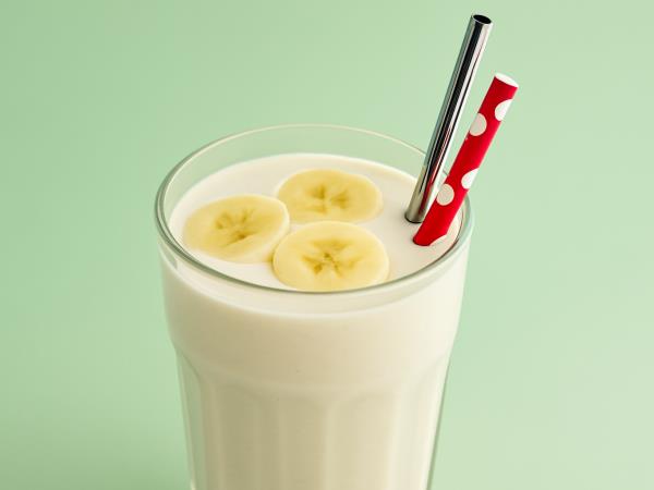 Smuti, ki ga popijete zvečer namesto večerje: banana, ovseni kosmiči in lanena semena za ravnejši trebuh