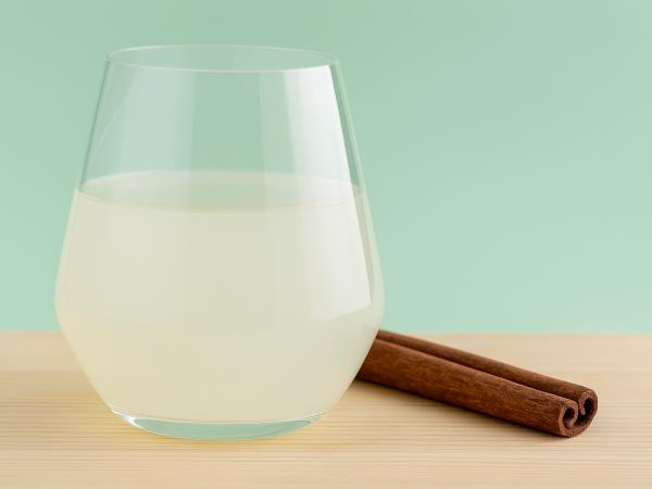 Recept za napitek, ki so gaže odkrile mnoge ženske: cimet, kefir in kokosova voda v eni skodelici
