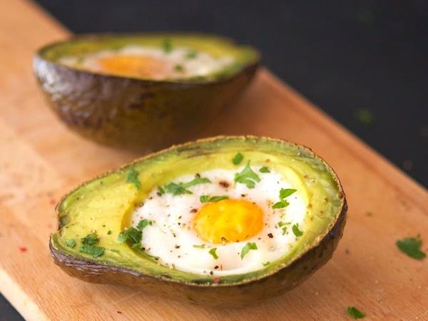 Jajčno-avokadov romantičen čolniček