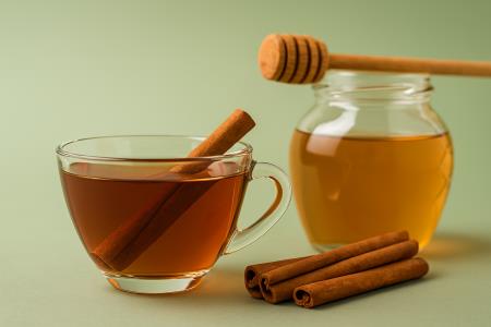 Dvojec, ki dela čudeže: med in cimet