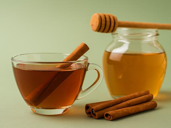 Dvojec, ki dela čudeže: med in cimet