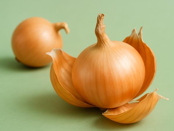 Kaj narediti s čebulnimi olupki?