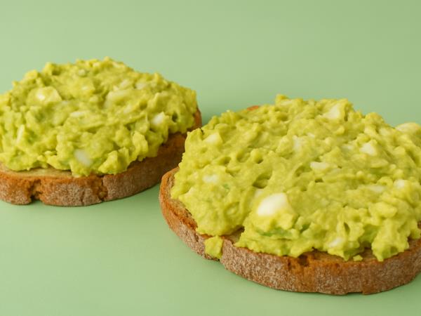 Avokadova jajčna solata