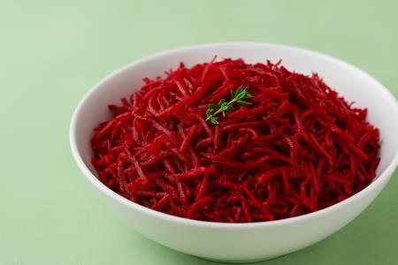 Vitaminska solata iz rdeče pese namesto večerje