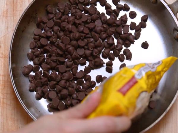 Dve sestavini, 65 milijonov pogledov: kaj se zgodi, ko čokoladne bombone pokrijete z marshmallowi?