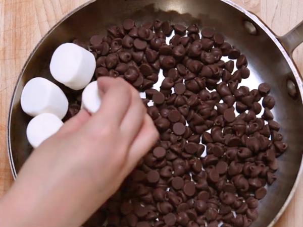 Dve sestavini, 65 milijonov pogledov: kaj se zgodi, ko čokoladne bombone pokrijete z marshmallowi?