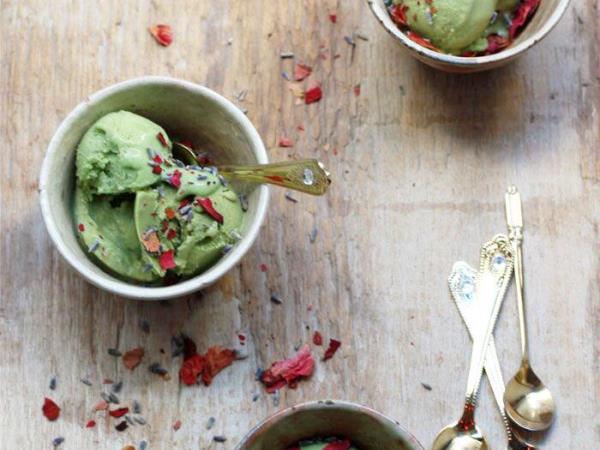 Zelen bananin sladoled brez mleka in sladkorja