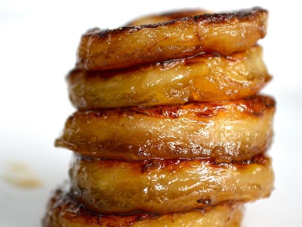 Tri sestavine, ena ponev, pet minut: ta bananina sladica brez glutena in dodanega sladkorja vas bo presenetila