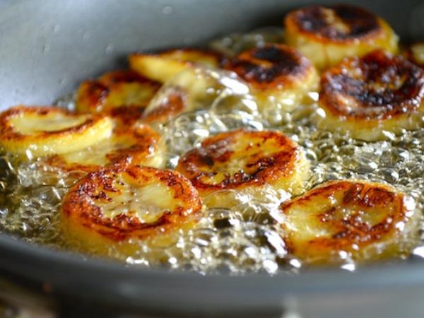 Tri sestavine, ena ponev, pet minut: ta bananina sladica brez glutena in dodanega sladkorja vas bo presenetila