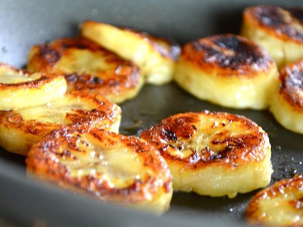 Tri sestavine, ena ponev, pet minut: ta bananina sladica brez glutena in dodanega sladkorja vas bo presenetila