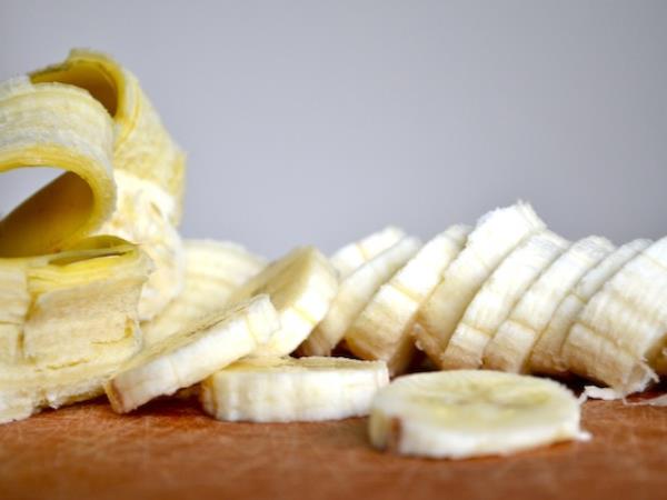 Tri sestavine, ena ponev, pet minut: ta bananina sladica brez glutena in dodanega sladkorja vas bo presenetila