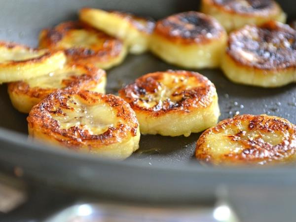 Tri sestavine, ena ponev, pet minut: ta bananina sladica brez glutena in dodanega sladkorja vas bo presenetila